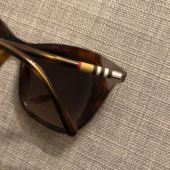Burberry sunglasses - Picture 4 of 6